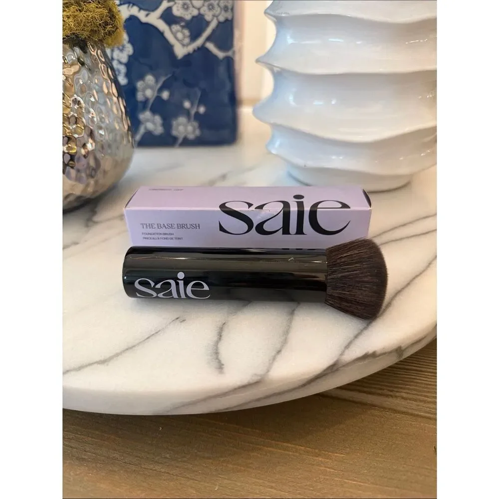 Saie THE BASE BRUSH MADE FOR DEW BRONZE™ + GLOWY TINT